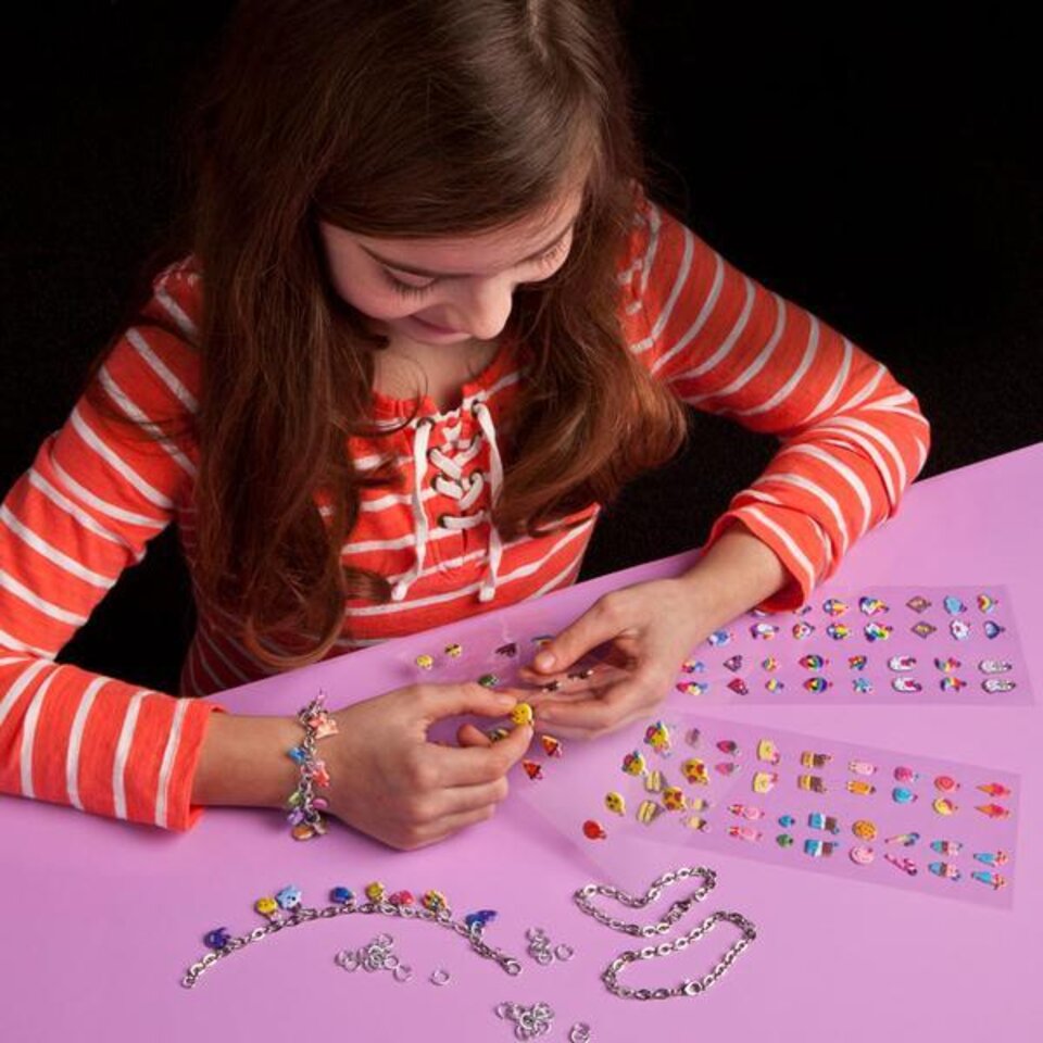 GetUSCart- Make It Real - Sparkly Spiral Bracelets - DIY Charm Bracelet  Making Kit - Friendship Bracelet Kit with Beads, Charms & Coils - Arts &  Crafts Bead Kit for Girls - 70 Piece Kit - Makes 5 Bracelets